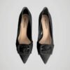 Paire d'escarpins noirs signée Pierre Cardin Diffusion, pour femme, en excellent état, vue de face.