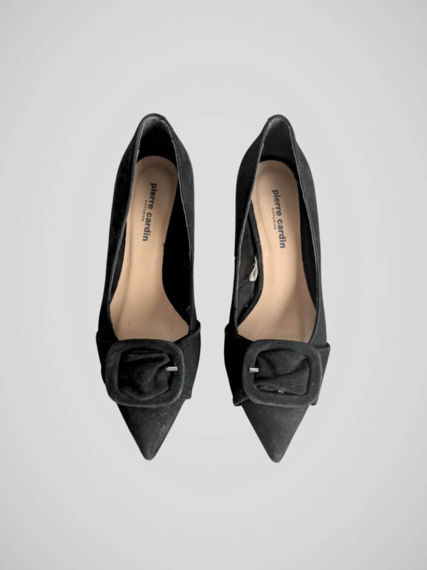 Paire d'escarpins noirs signée Pierre Cardin Diffusion, pour femme, en excellent état, vue de face.
