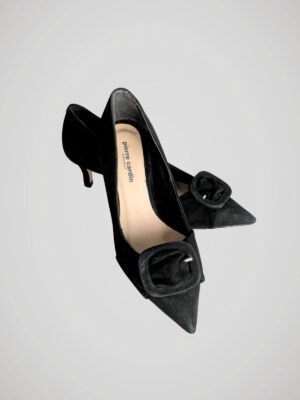 Paire d'escarpins noirs signée Pierre Cardin Diffusion, pour femme, en excellent état, vue de près.