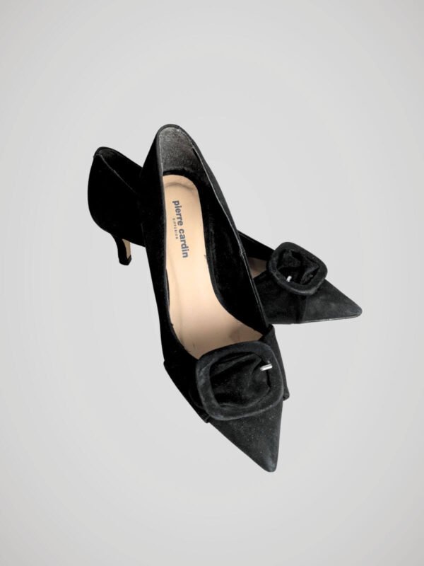 Paire d'escarpins noirs signée Pierre Cardin Diffusion, pour femme, en excellent état, vue de près.