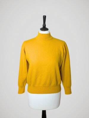 Pull jaune moutarde vintage années 80 de la marque Kasha de Rodier, taille XS à S, pour femme, vue de face.