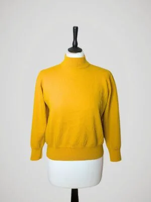Pull jaune moutarde vintage années 80 de la marque Kasha de Rodier, taille XS à S, pour femme, vue de face.