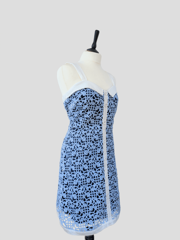 Robe bleue et blanche ajourée, marque Jus d'Orange, modèle SORBET, pour femme, taille M à L, vue de côté.