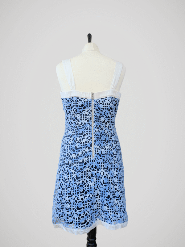 Robe bleue et blanche ajourée, marque Jus d'Orange, modèle SORBET, pour femme, taille M à L, vue de dos.