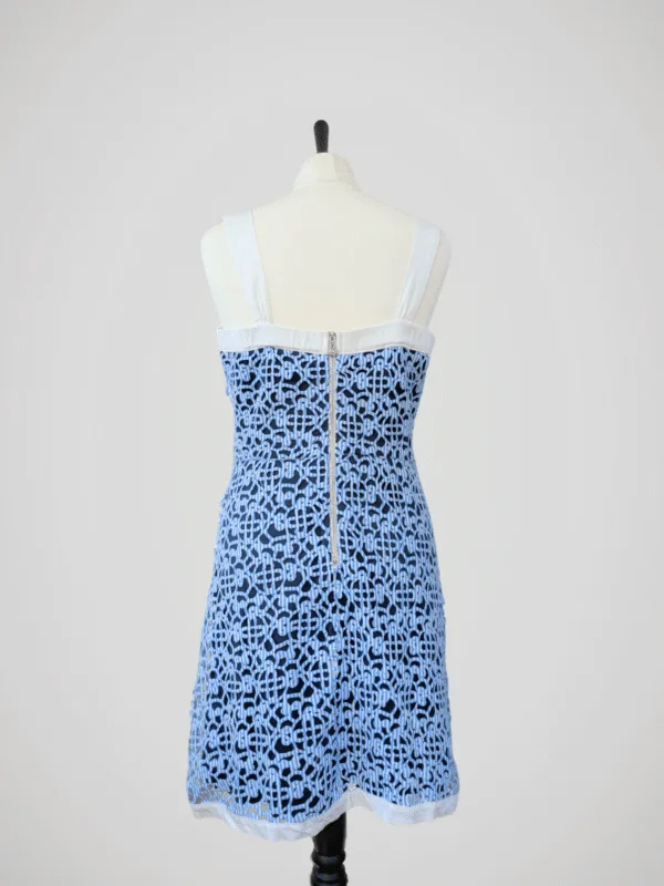 Robe bleue et blanche ajourée, marque Jus d'Orange, modèle SORBET, pour femme, taille M à L, vue de dos.