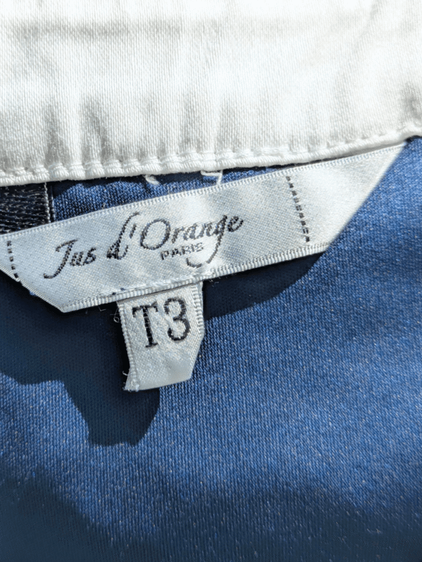 Etiquette de la robe bleue et blanche ajourée, marque Jus d'Orange, modèle SORBET, pour femme, taille M à L.
