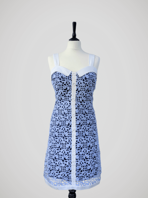 Robe bleue et blanche ajourée, marque Jus d'Orange, modèle SORBET, pour femme, taille M à L, vue de face.