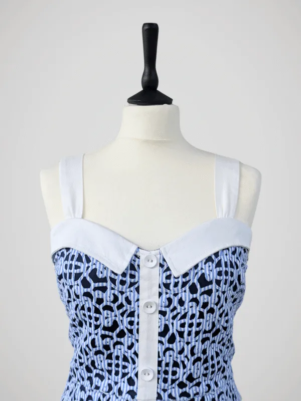 Zoom sur la robe bleue et blanche ajourée, marque Jus d'Orange, modèle SORBET, pour femme, taille M à L.