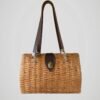 Sac à main en osier et cuir vintage, vue de face.