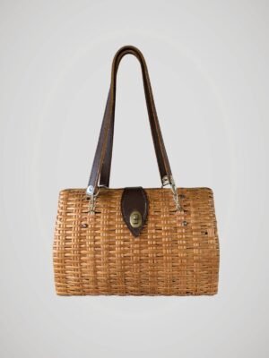 Sac à main en osier et cuir vintage, vue de face.