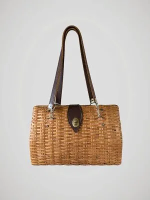 Sac à main en osier et cuir vintage, vue de face.