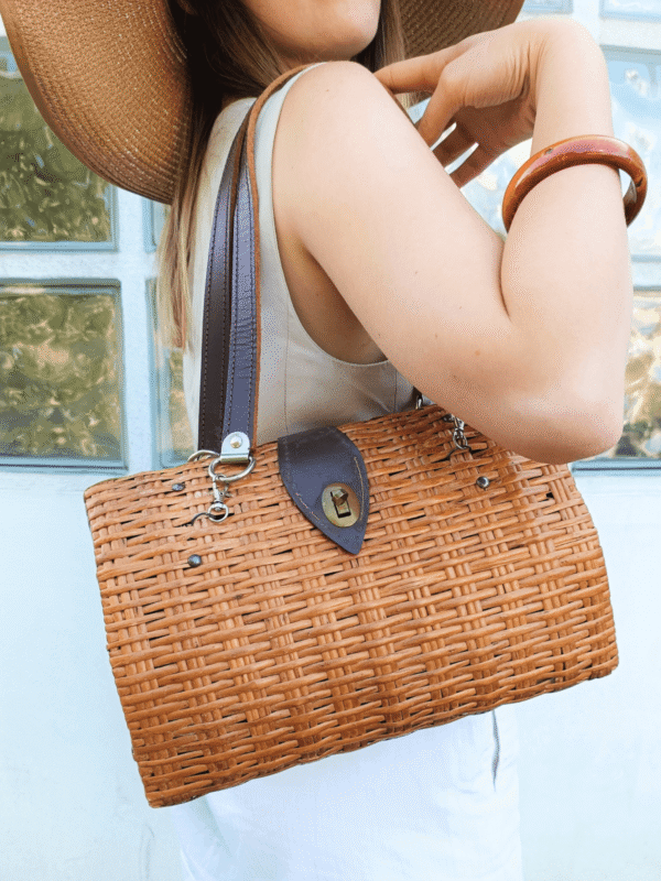 Sac à main en osier et cuir vintage, porté.