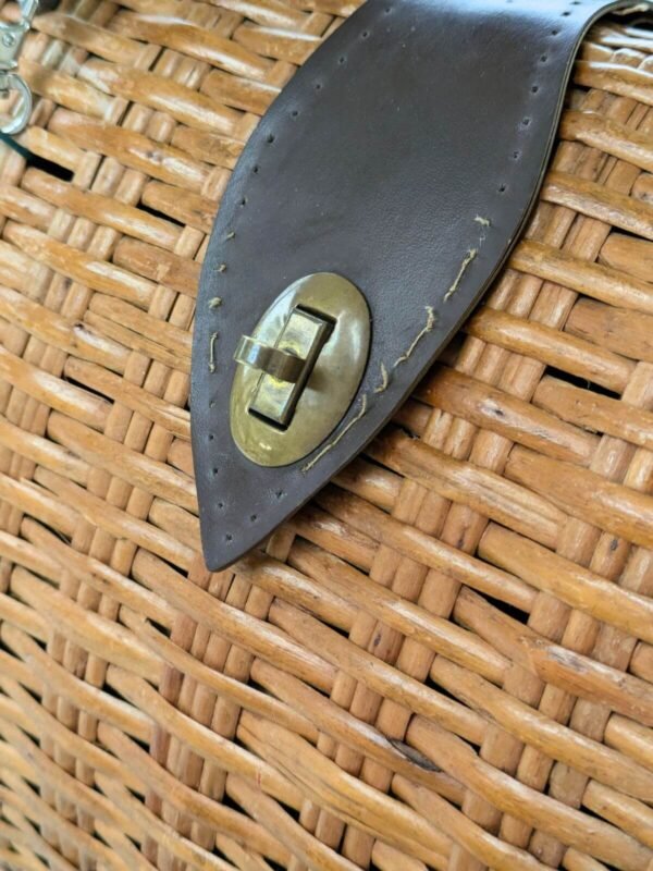 Zoom sur le fermoir du sac à main en osier et cuir vintage.