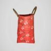 Sac cabas rouge vintage années 50, 60 ou 70, peint à la main, en bois et fibres naturelles, vue de côté.