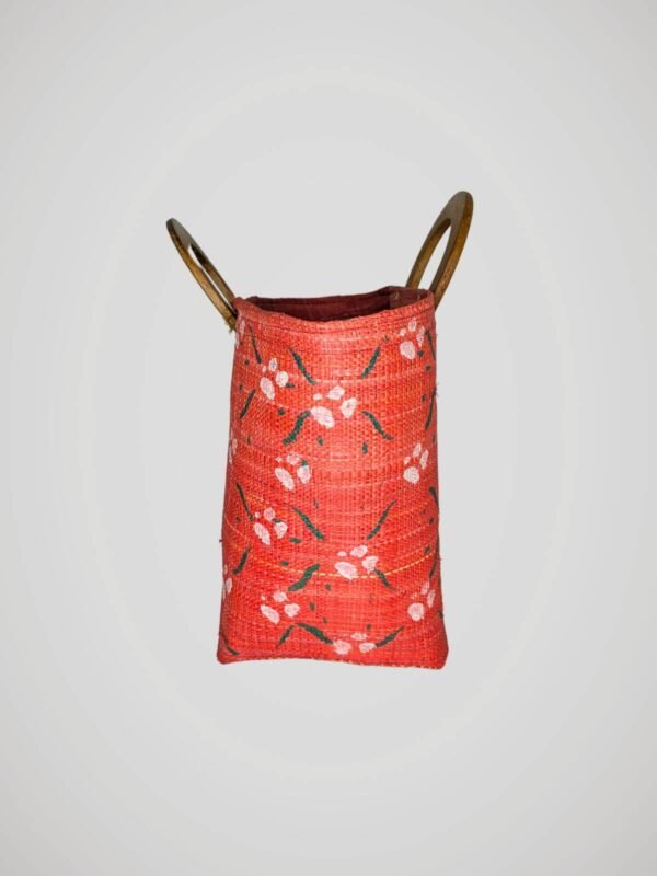 Sac cabas rouge vintage années 50, 60 ou 70, peint à la main, en bois et fibres naturelles, vue de côté.
