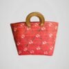 Sac cabas rouge vintage années 50, 60 ou 70, peint à la main, en bois et fibres naturelles, vue de face.
