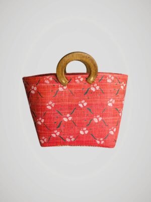 Sac cabas rouge vintage années 50, 60 ou 70, peint à la main, en bois et fibres naturelles, vue de face.