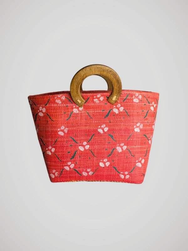Sac cabas rouge vintage années 50, 60 ou 70, peint à la main, en bois et fibres naturelles, vue de face.