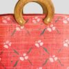 Zoom sur le sac cabas rouge vintage années 50, 60 ou 70, peint à la main, en bois et fibres naturelles.