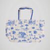 Sac de plage au motif style toile de Jouy, en coton, couleur bleu et beige naturel, marque Linvoges, vue de dos.