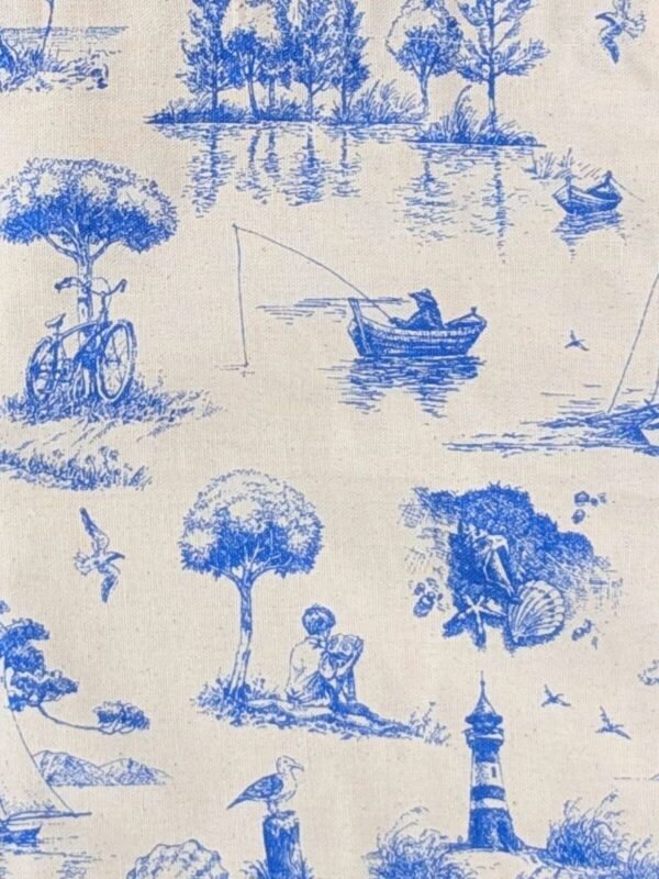 Zoom sur le sac de plage au motif style toile de Jouy, en coton, couleur bleu et beige naturel, marque Linvoges.