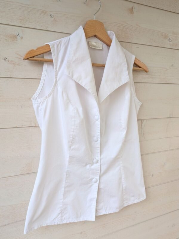 Chemise blanche sans manches pour femme, taille XS à S, vue de côté.