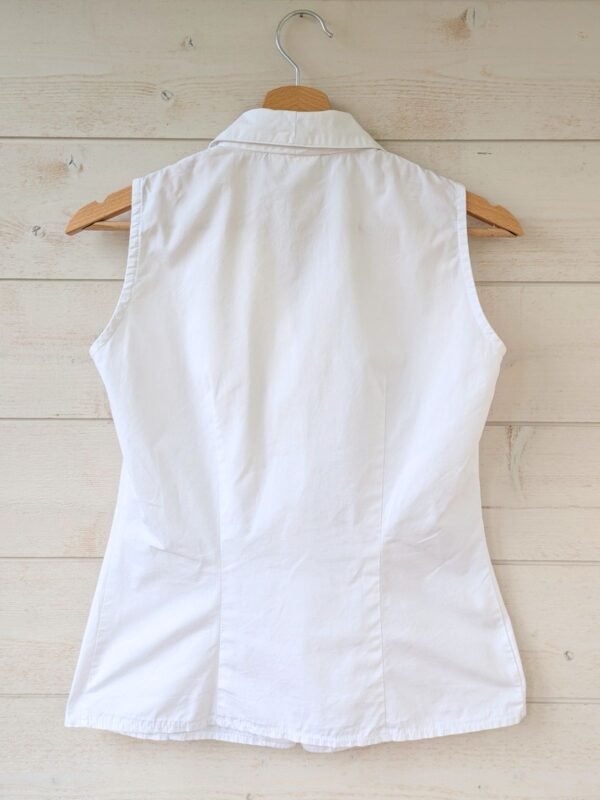 Chemise blanche sans manches pour femme, taille XS à S, vue de dos.