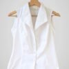 Chemise blanche sans manches pour femme, taille XS à S, vue de face.
