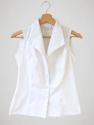 chemise-blanche-sans-manches-face-couverture Chemise blanche sans manches pour femme, taille XS à S, vue de face.