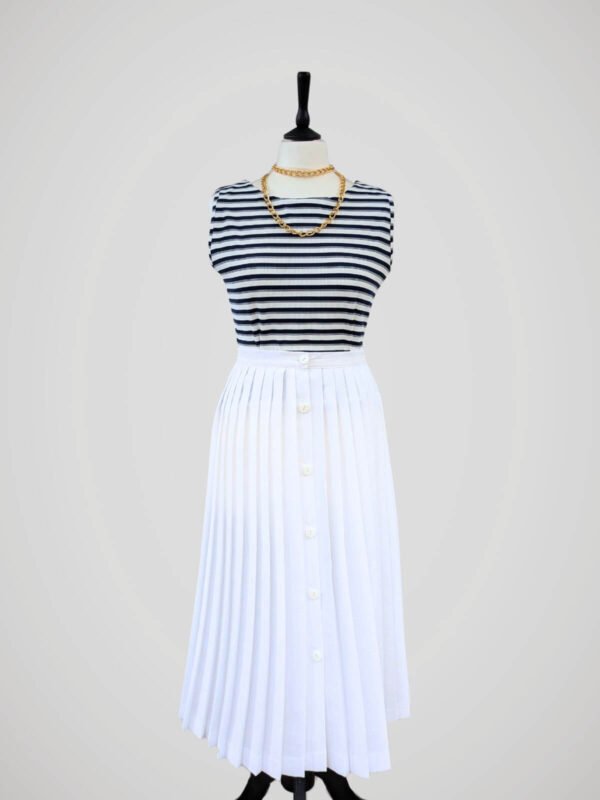 Jupe longue plissée blanche, vintage des années 80, pour femme, taille M à L, vue de face.