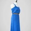 Robe d'été en maille bleue pour femme, à bretelles, vintage. Taille M à L, vue de côté.