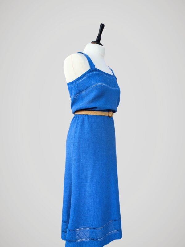 Robe d'été en maille bleue pour femme, à bretelles, vintage. Taille M à L, vue de côté.