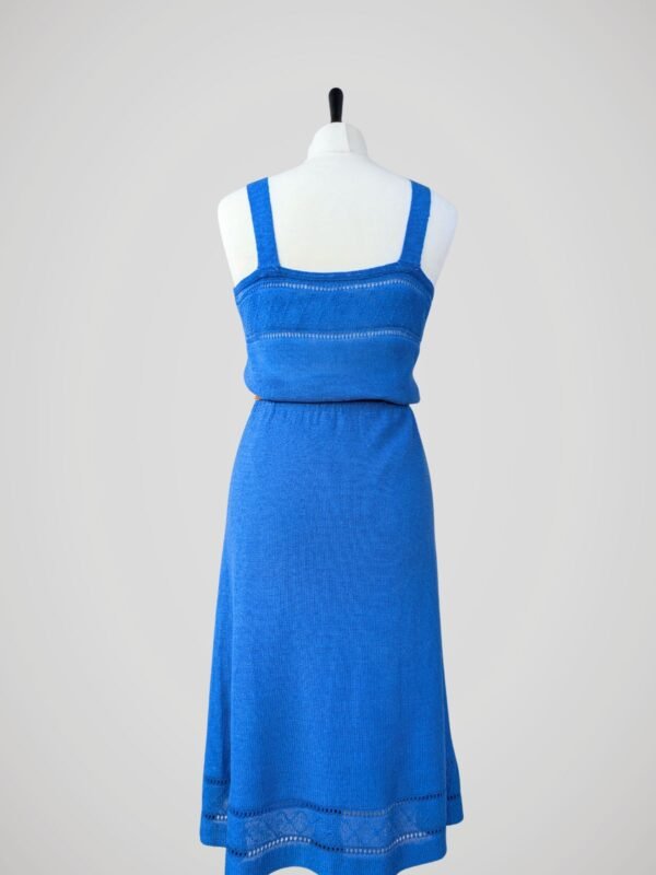 Robe d'été en maille bleue pour femme, à bretelles, vintage. Taille M à L, vue de dos.
