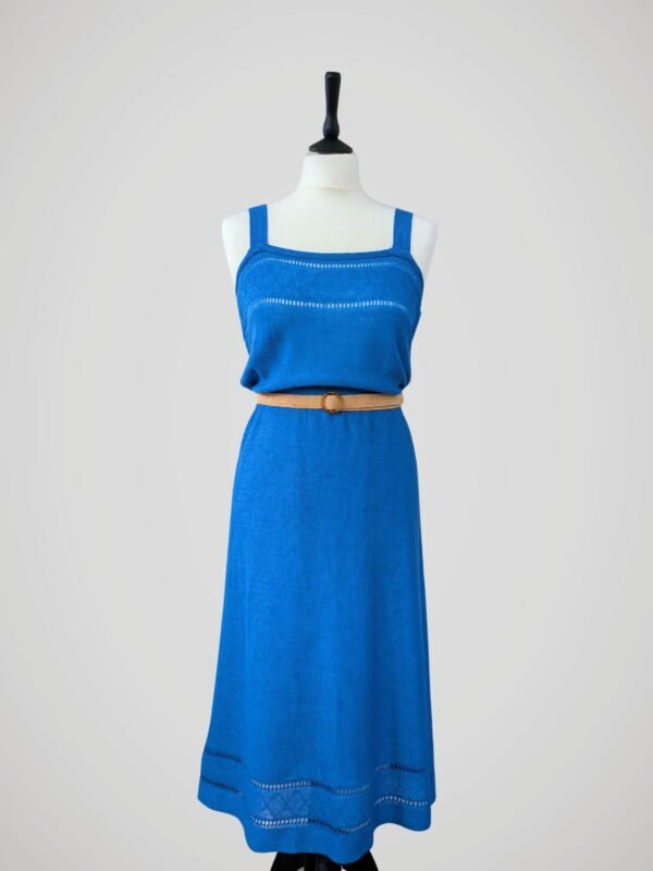 Robe d'été en maille bleue pour femme, à bretelles, vintage. Taille M à L, vue de face.