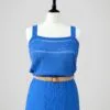 Zoom sur la robe d'été en maille bleue pour femme, à bretelles, vintage. Taille M à L.