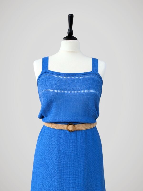 Zoom sur la robe d'été en maille bleue pour femme, à bretelles, vintage. Taille M à L.