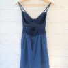 Robe bleue en crochet et coton, vintage des années 70 au look intemporel, pour femme, taille XS, vue de dos.