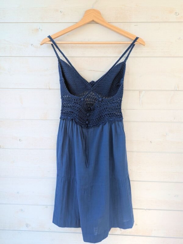 Robe bleue en crochet et coton, vintage des années 70 au look intemporel, pour femme, taille XS, vue de dos.