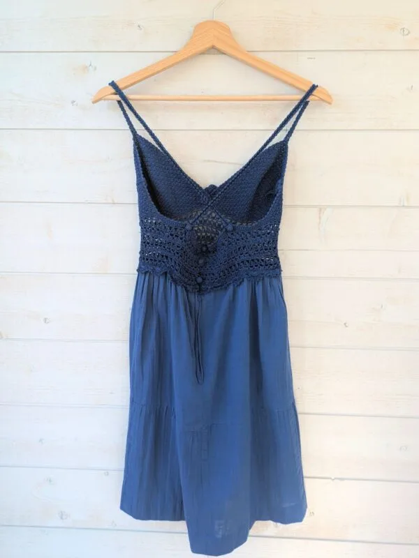 Robe bleue en crochet et coton, vintage des années 70 au look intemporel, pour femme, taille XS, vue de dos.