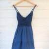 Robe bleue en crochet et coton, vintage des années 70 au look intemporel, pour femme, taille XS, vue de face.