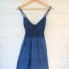 Robe bleue en crochet et coton, vintage des années 70 au look intemporel, pour femme, taille XS, vue de face.