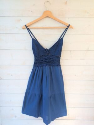 Robe bleue en crochet et coton, vintage des années 70 au look intemporel, pour femme, taille XS, vue de face.