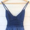 Zoom sur la robe bleue en crochet et coton, vintage des années 70 au look intemporel, pour femme, taille XS, vue de face.