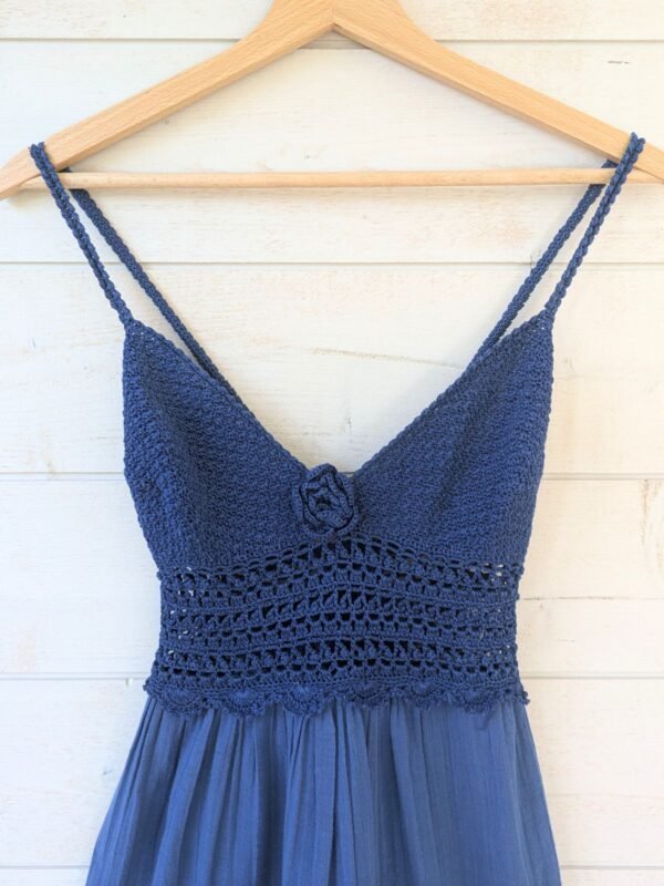 Zoom sur la robe bleue en crochet et coton, vintage des années 70 au look intemporel, pour femme, taille XS, vue de face.
