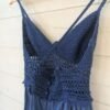 Zoom sur la robe bleue en crochet et coton, vintage des années 70 au look intemporel, pour femme, taille XS, vue de dos.