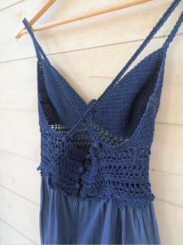 Zoom sur la robe bleue en crochet et coton, vintage des années 70 au look intemporel, pour femme, taille XS, vue de dos.