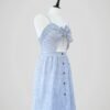 Robe d'été pour femme rayée bleue et blanche style marinière, taille XS, S à M, vue de côté.
