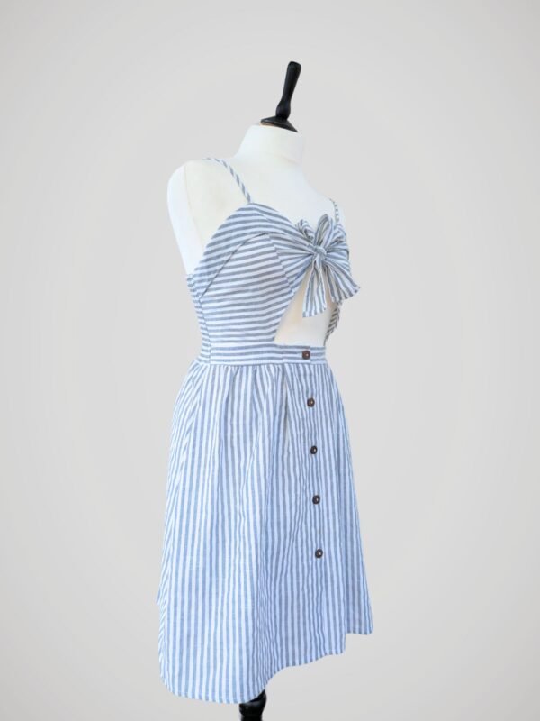 Robe d'été pour femme rayée bleue et blanche style marinière, taille XS, S à M, vue de côté.