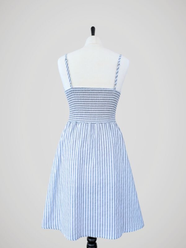 Robe d'été pour femme rayée bleue et blanche style marinière, taille XS, S à M, vue de dos.