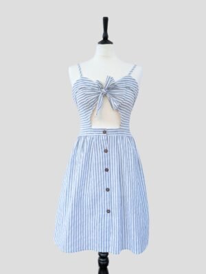 Robe d'été pour femme rayée bleue et blanche style marinière, taille XS, S à M, vue de face.